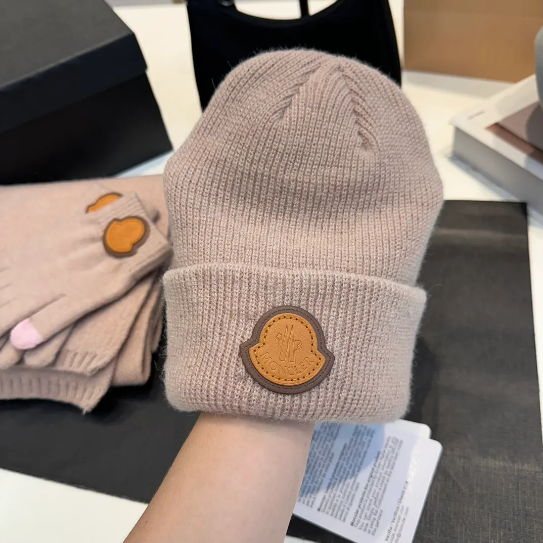 P110 Moncler wool knitted three-piece set, gloves + hat + scarf set ❄️ Wool knitted, super cute with cashmere scarf, a must-have for autumn and winter