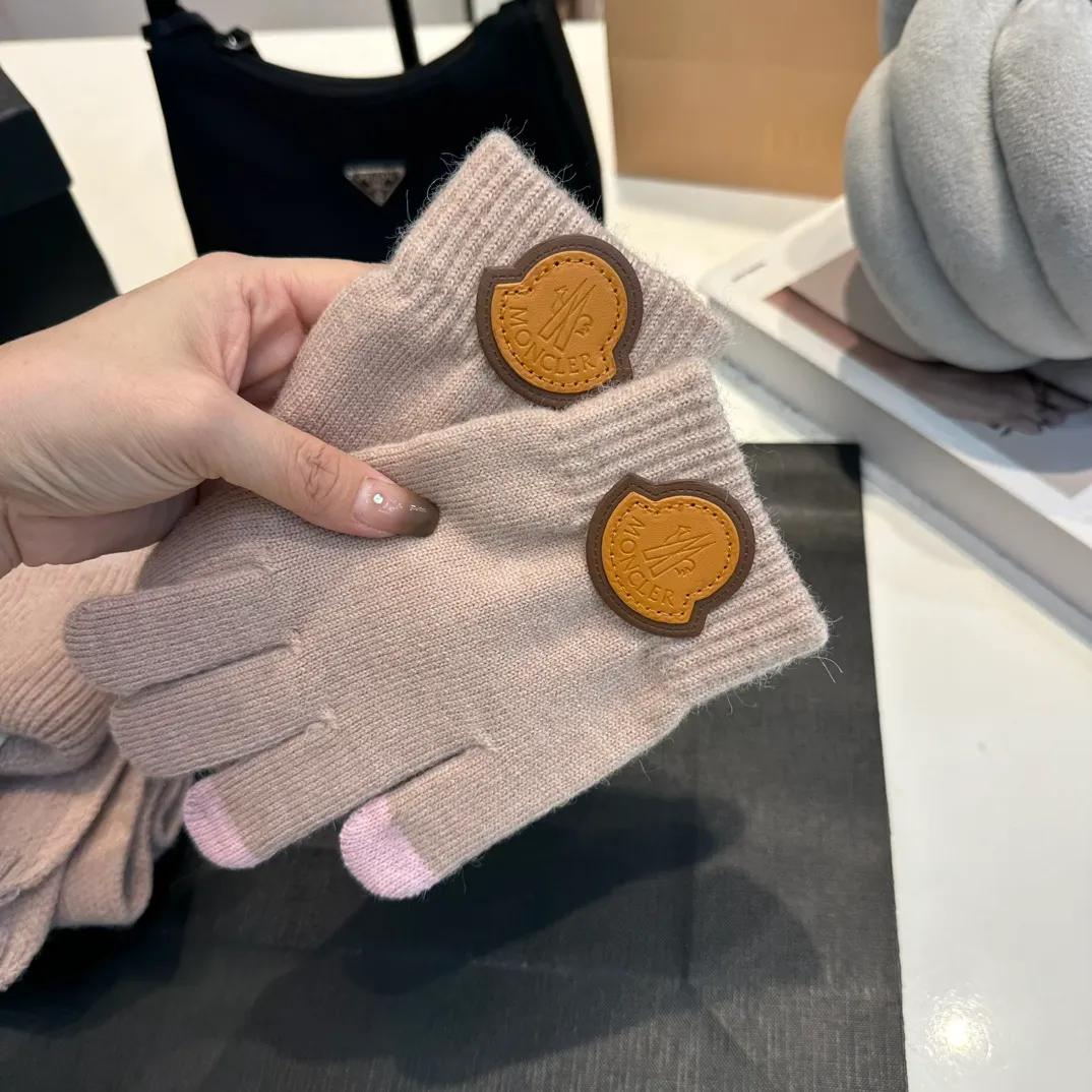 P110 Moncler wool knitted three-piece set, gloves + hat + scarf set ❄️ Wool knitted, super cute with cashmere scarf, a must-have for autumn and winter