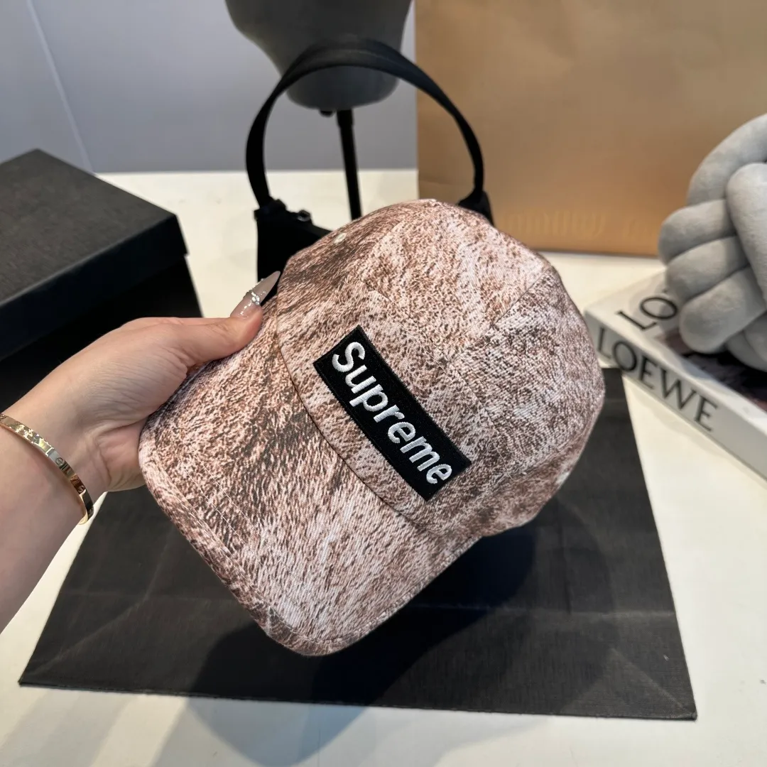 P56 Supreme 2025 official website is online at the same time. Korean version of the new British casual customized model 1:1 original quality. Unisex baseball cap. Meibang hemp jacquard geological fabric. Original quality counter.