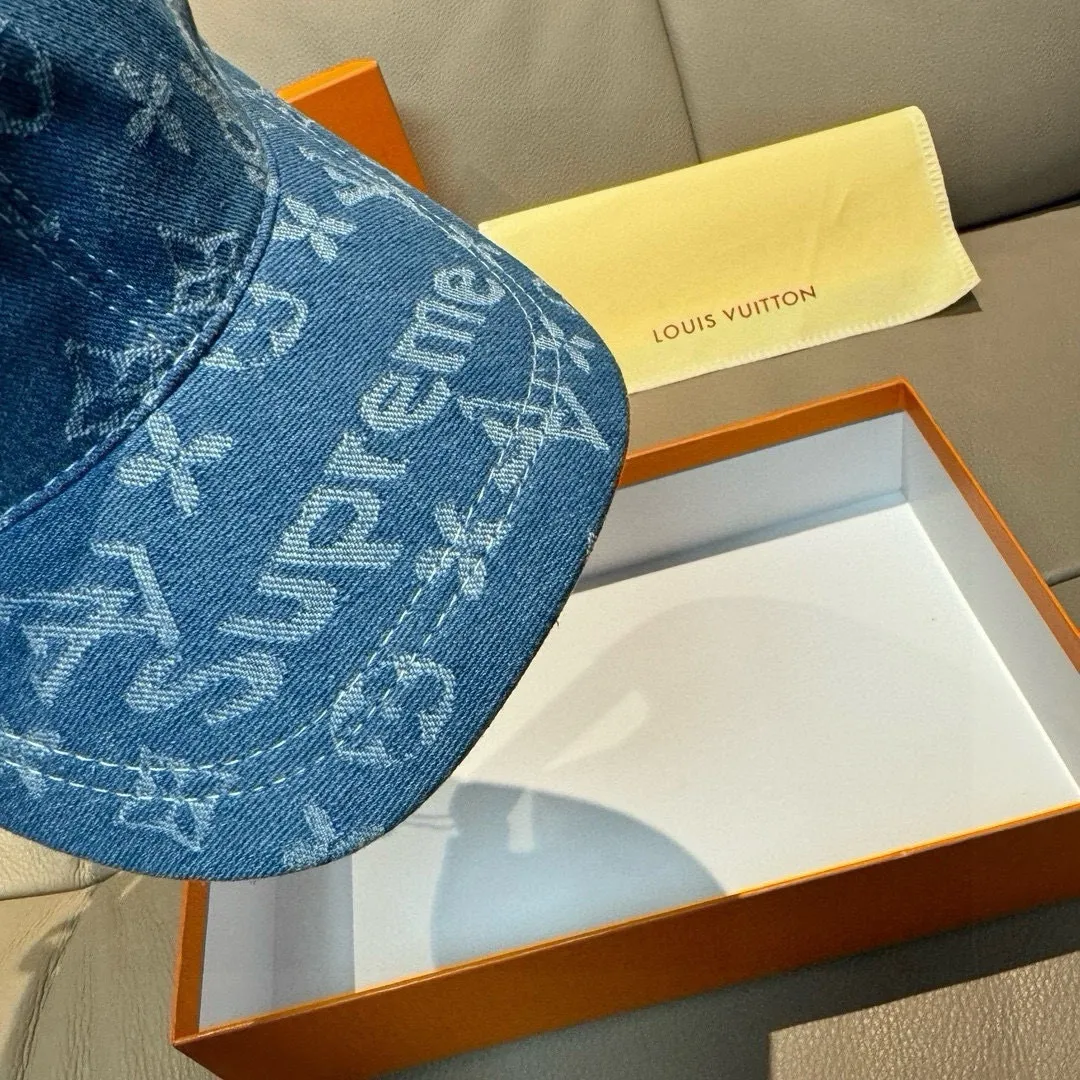 P90, LV*supreme cooperation model, popular version of the original baseball cap, 1:1 mold customization, original jacquard denim fabric + first layer of cowhide, meticulous and perfect workmanship, excellent quality, basic head circumference 56, adjustable patches.