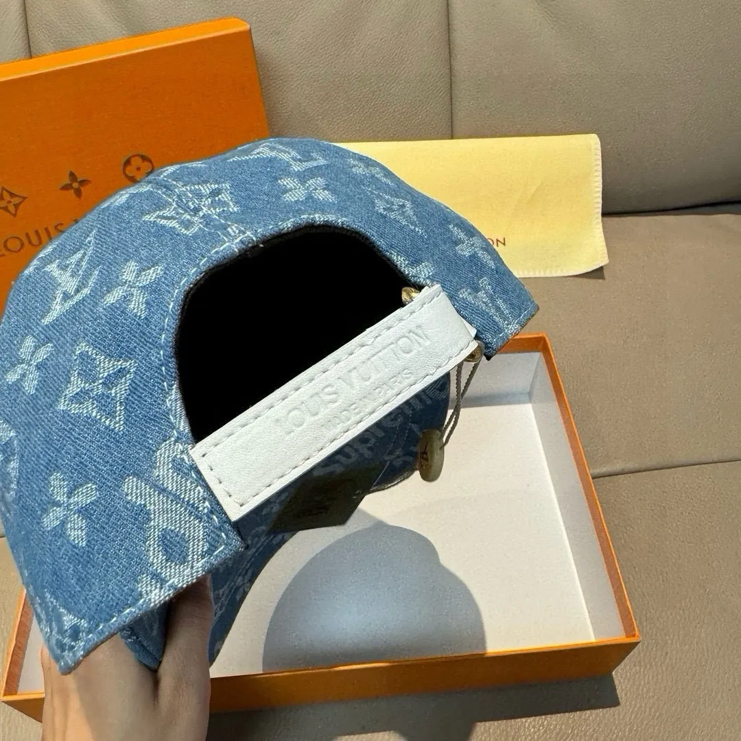 P90, LV*supreme cooperation model, popular version of the original baseball cap, 1:1 mold customization, original jacquard denim fabric + first layer of cowhide, meticulous and perfect workmanship, excellent quality, basic head circumference 56, adjustable patches.