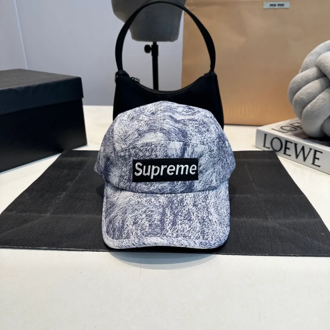 P56 Supreme 2025 official website is online at the same time. Korean version of the new British casual customized model 1:1 original quality. Unisex baseball cap. Meibang hemp jacquard geological fabric. Original quality counter.