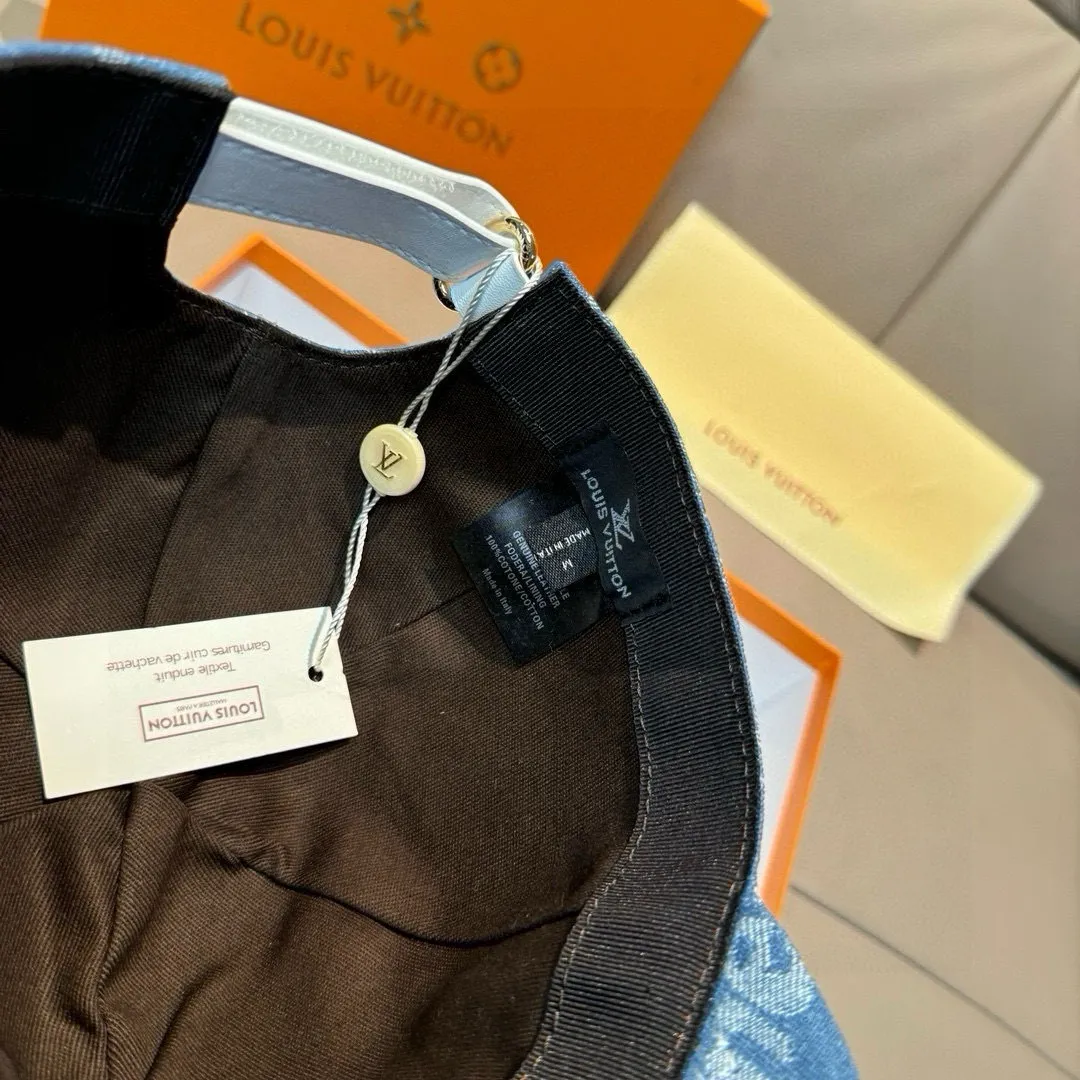 P90, LV*supreme cooperation model, popular version of the original baseball cap, 1:1 mold customization, original jacquard denim fabric + first layer of cowhide, meticulous and perfect workmanship, excellent quality, basic head circumference 56, adjustable patches.