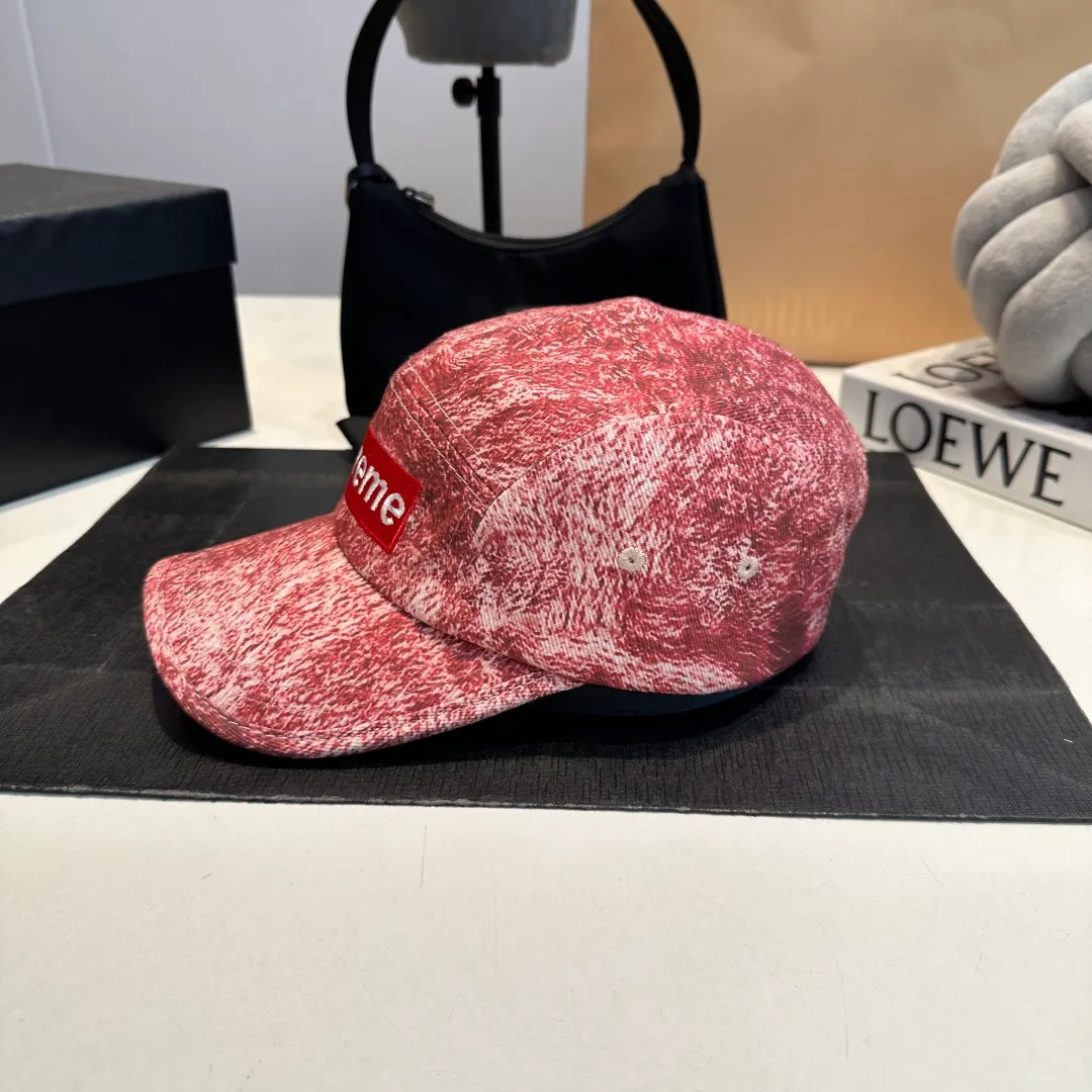 P56 Supreme 2025 official website is online at the same time. Korean version of the new British casual customized model 1:1 original quality. Unisex baseball cap. Meibang hemp jacquard geological fabric. Original quality counter.