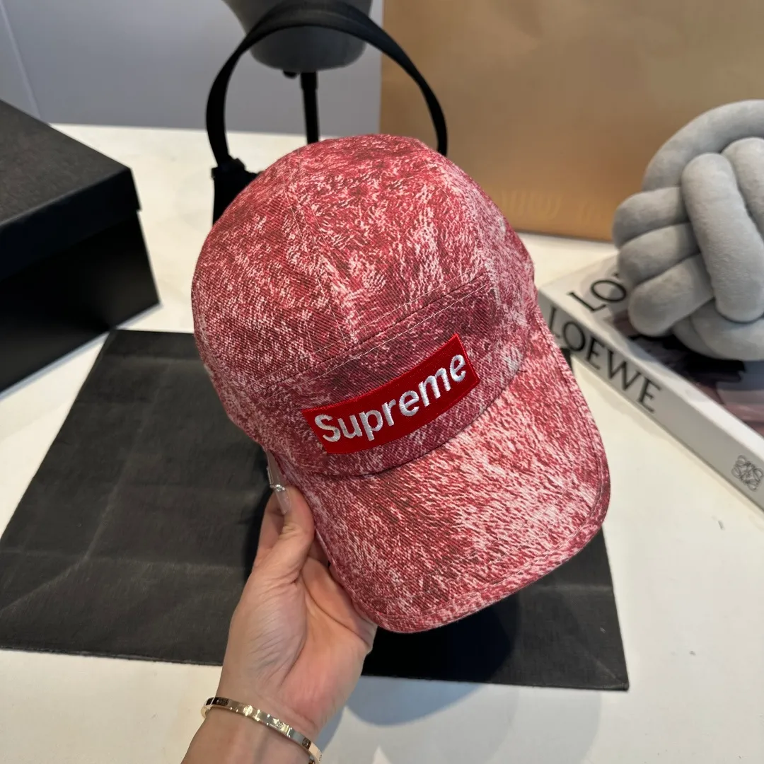 P56 Supreme 2025 official website is online at the same time. Korean version of the new British casual customized model 1:1 original quality. Unisex baseball cap. Meibang hemp jacquard geological fabric. Original quality counter.