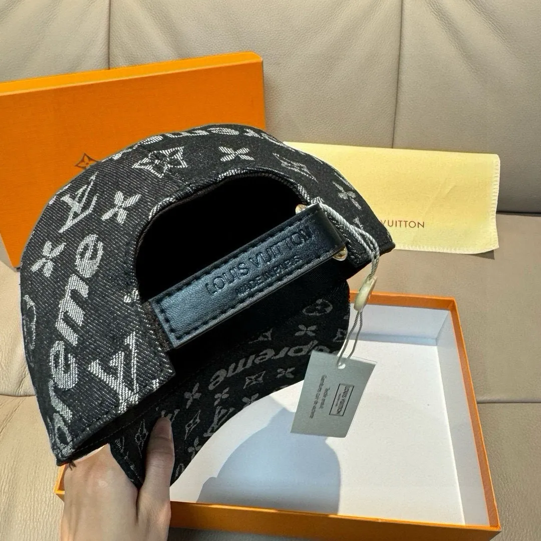 P90, LV*supreme cooperation model, popular version of the original baseball cap, 1:1 mold customization, original jacquard denim fabric + first layer of cowhide, meticulous and perfect workmanship, excellent quality, basic head circumference 56, adjustable patches.