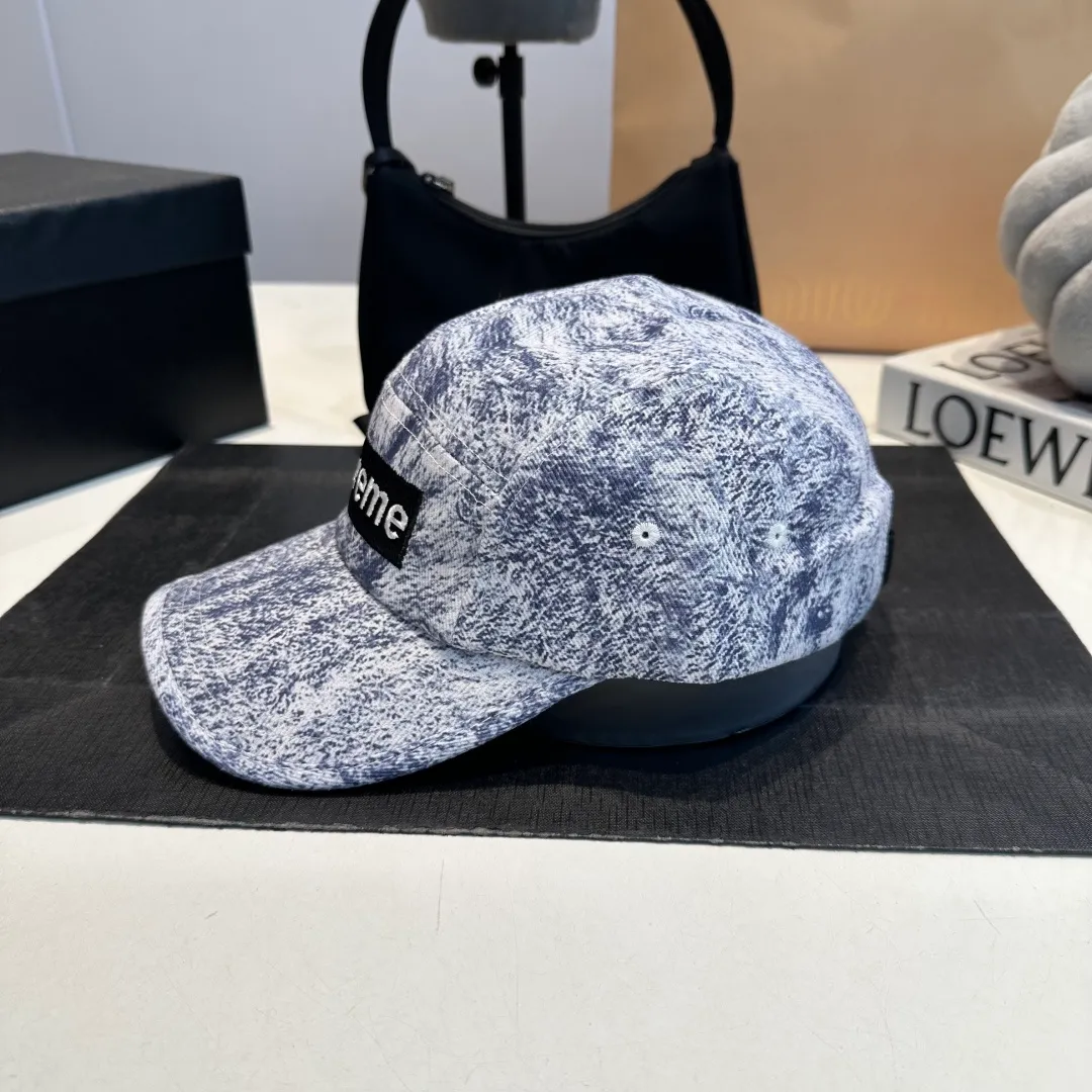 P56 Supreme 2025 official website is online at the same time. Korean version of the new British casual customized model 1:1 original quality. Unisex baseball cap. Meibang hemp jacquard geological fabric. Original quality counter.