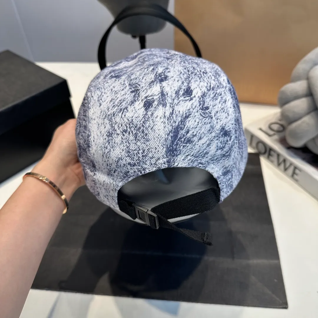 P56 Supreme 2025 official website is online at the same time. Korean version of the new British casual customized model 1:1 original quality. Unisex baseball cap. Meibang hemp jacquard geological fabric. Original quality counter.