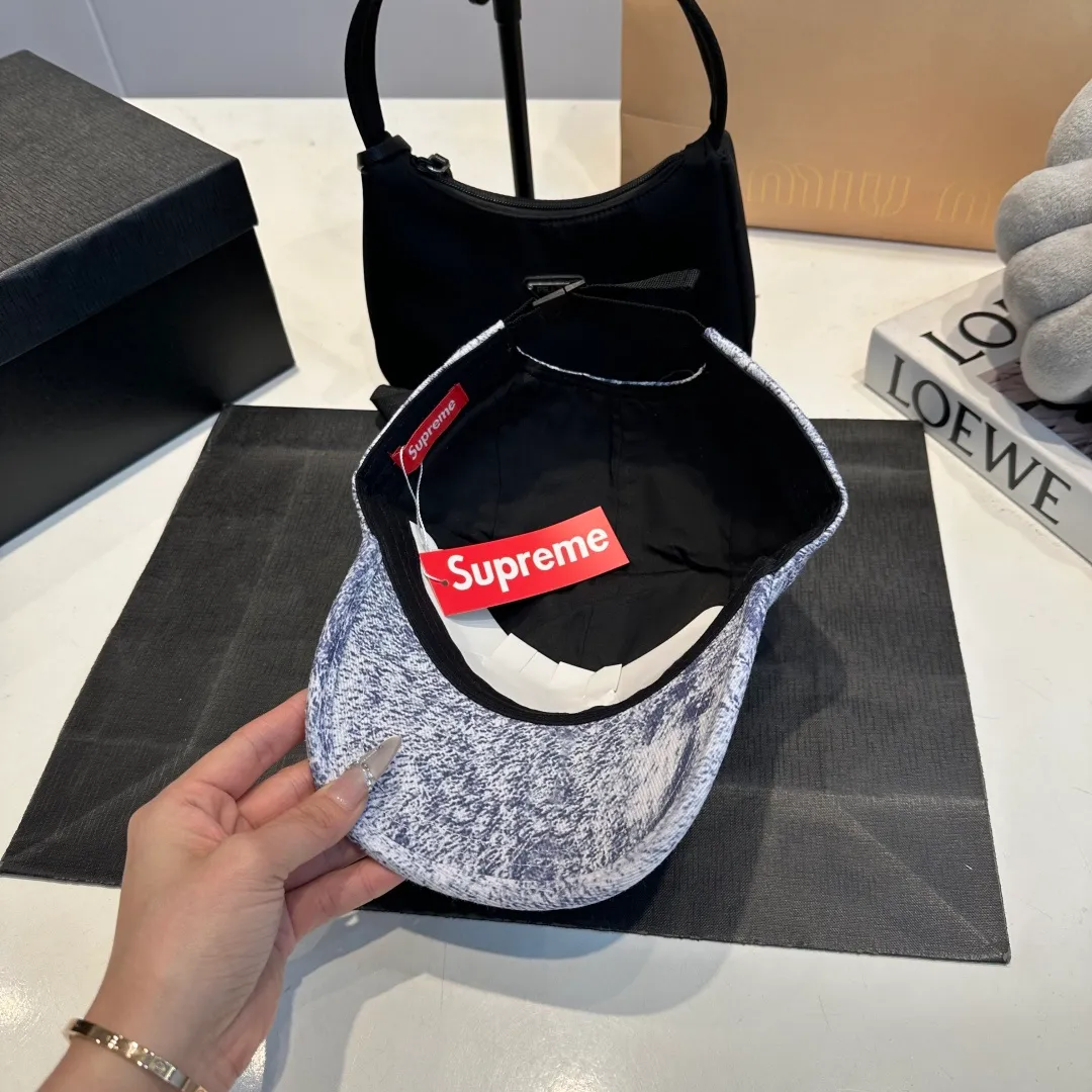 P56 Supreme 2025 official website is online at the same time. Korean version of the new British casual customized model 1:1 original quality. Unisex baseball cap. Meibang hemp jacquard geological fabric. Original quality counter.