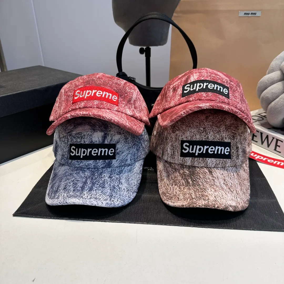 P56 Supreme 2025 official website is online at the same time. Korean version of the new British casual customized model 1:1 original quality. Unisex baseball cap. Meibang hemp jacquard geological fabric. Original quality counter.