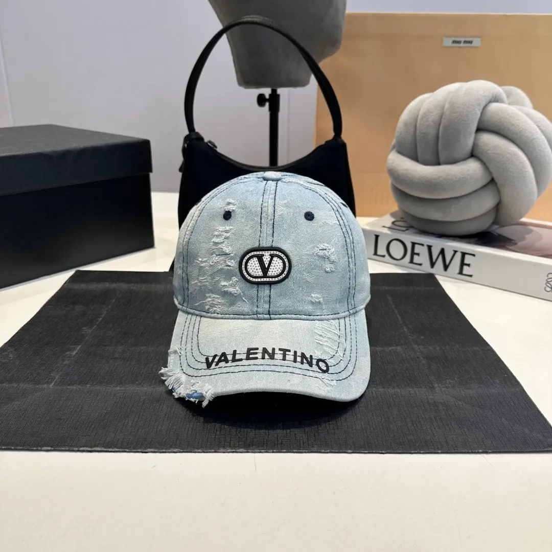 P56 New Product ❤❤The latest Valentino VALENTINO high-end denim ripped baseball cap, the details are particularly exquisite, counter quality, ruthless product, full of personality, it will sell if you upload the picture, it looks so beautiful when you take a photo. Feel for yourself whether it is good or not.