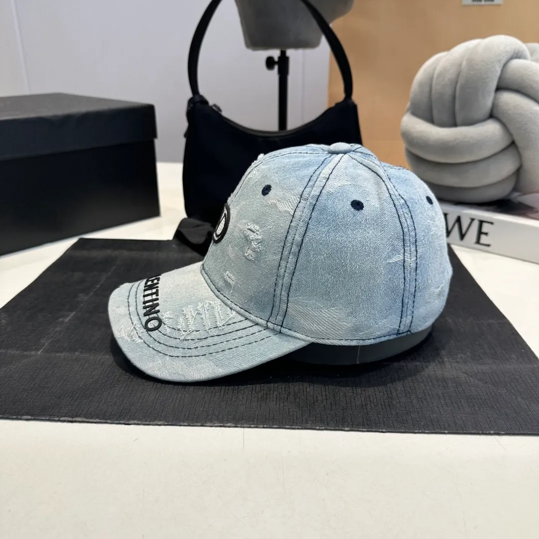P56 New Product ❤❤The latest Valentino VALENTINO high-end denim ripped baseball cap, the details are particularly exquisite, counter quality, ruthless product, full of personality, it will sell if you upload the picture, it looks so beautiful when you take a photo. Feel for yourself whether it is good or not.