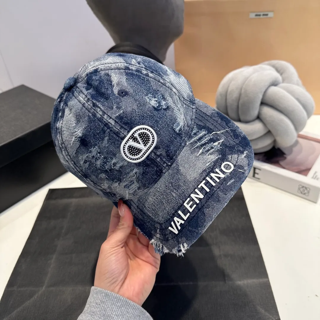 P56 New Product ❤❤The latest Valentino VALENTINO high-end denim ripped baseball cap, the details are particularly exquisite, counter quality, ruthless product, full of personality, it will sell if you upload the picture, it looks so beautiful when you take a photo. Feel for yourself whether it is good or not.