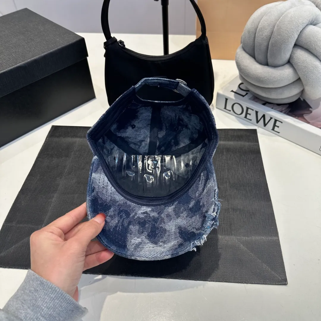P56 New Product ❤❤The latest Valentino VALENTINO high-end denim ripped baseball cap, the details are particularly exquisite, counter quality, ruthless product, full of personality, it will sell if you upload the picture, it looks so beautiful when you take a photo. Feel for yourself whether it is good or not.