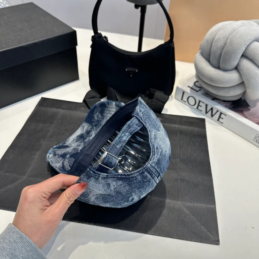P56 New Product ❤❤The latest Valentino VALENTINO high-end denim ripped baseball cap, the details are particularly exquisite, counter quality, ruthless product, full of personality, it will sell if you upload the picture, it looks so beautiful when you take a photo. Feel for yourself whether it is good or not.