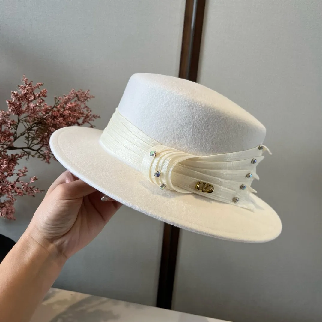 💰260¥ White Valentino new classic lady style flat top hat, head circumference 57cm