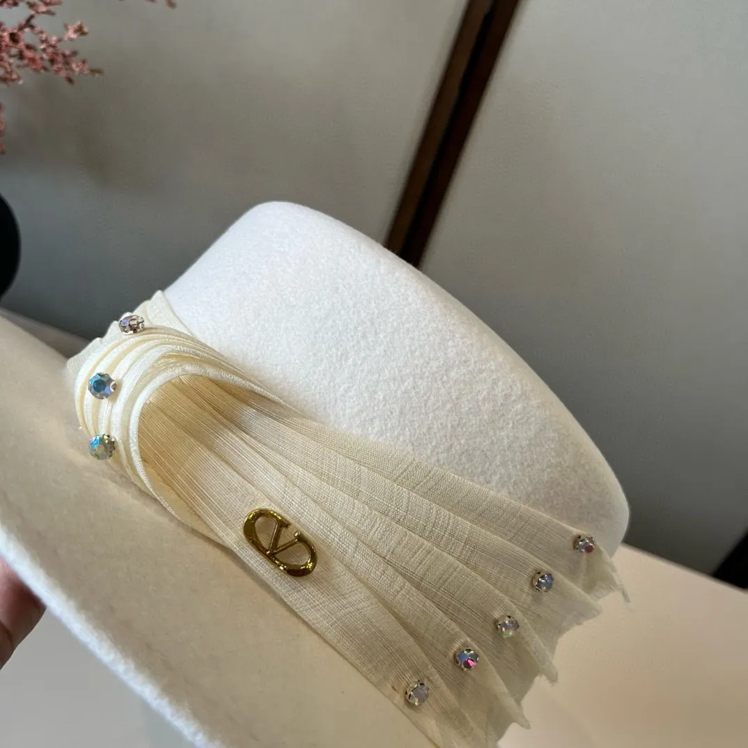 💰260¥ White Valentino new classic lady style flat top hat, head circumference 57cm