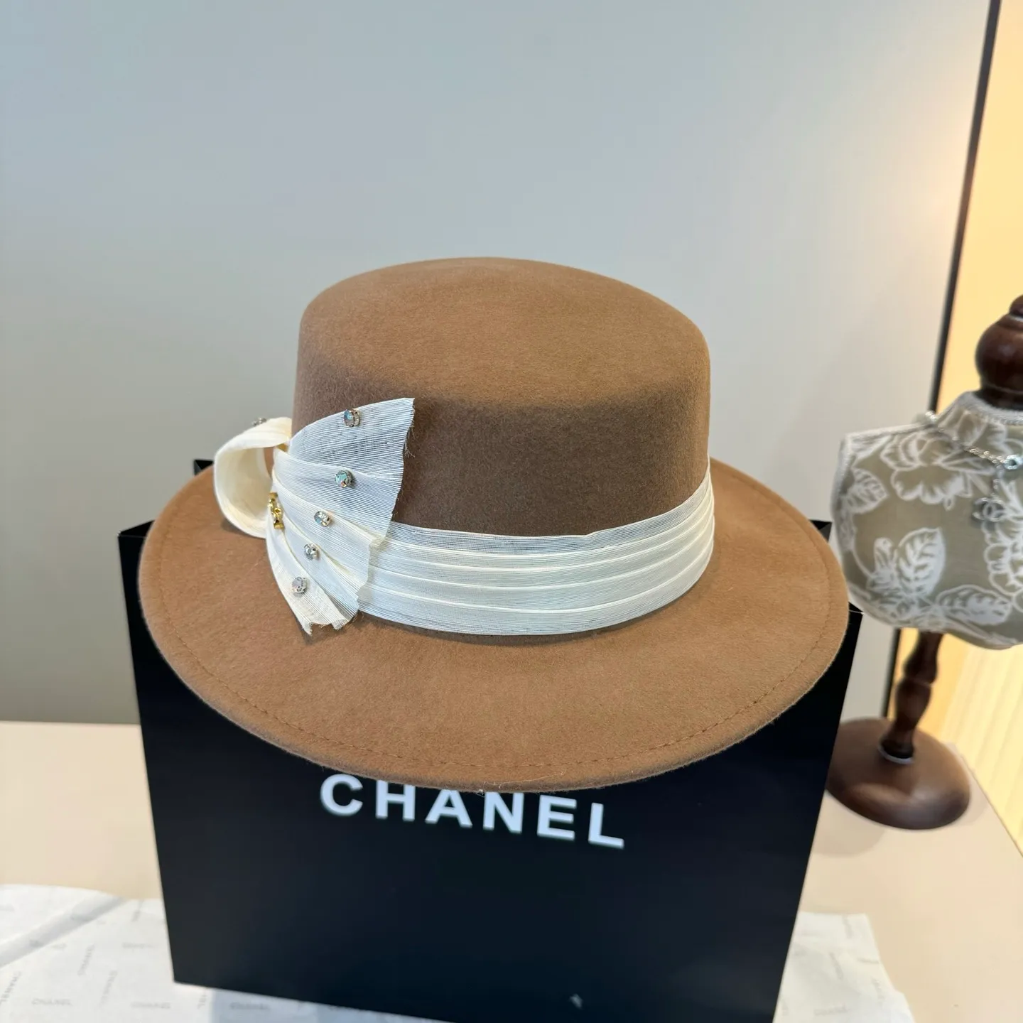 💰240¥ Valentino’s new classic lady style flat top hat, head circumference 57cm