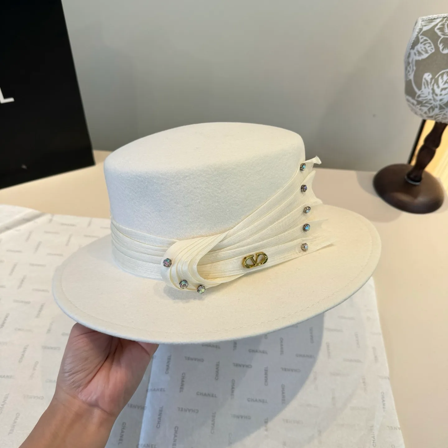 💰260¥ White Valentino new classic lady style flat top hat, head circumference 57cm