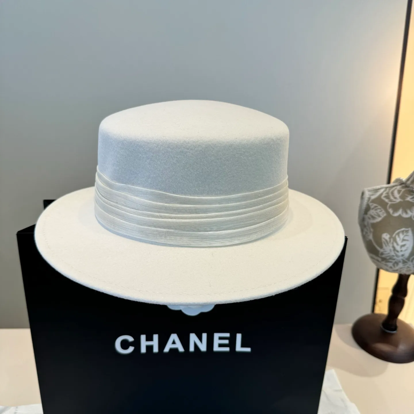 💰260¥ White Valentino new classic lady style flat top hat, head circumference 57cm
