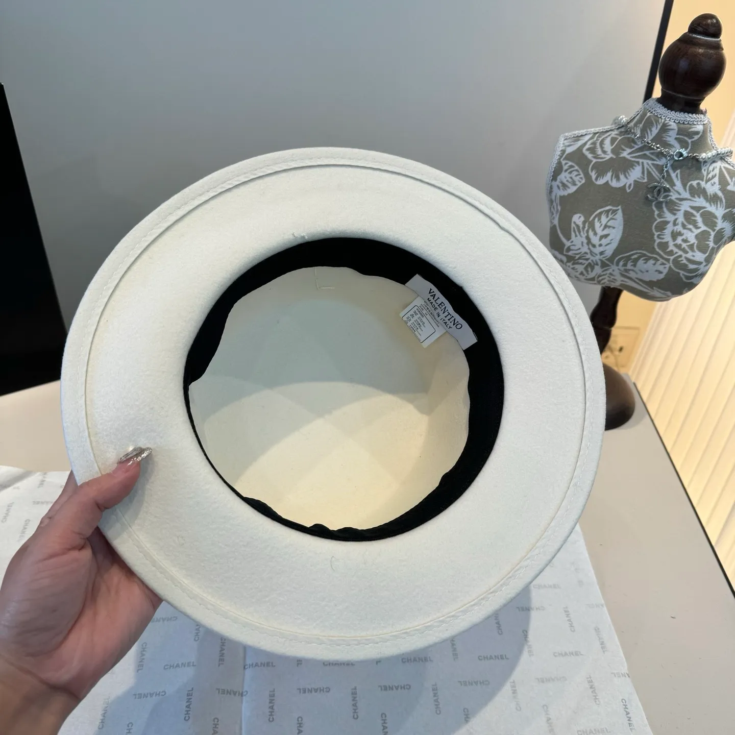 💰260¥ White Valentino new classic lady style flat top hat, head circumference 57cm