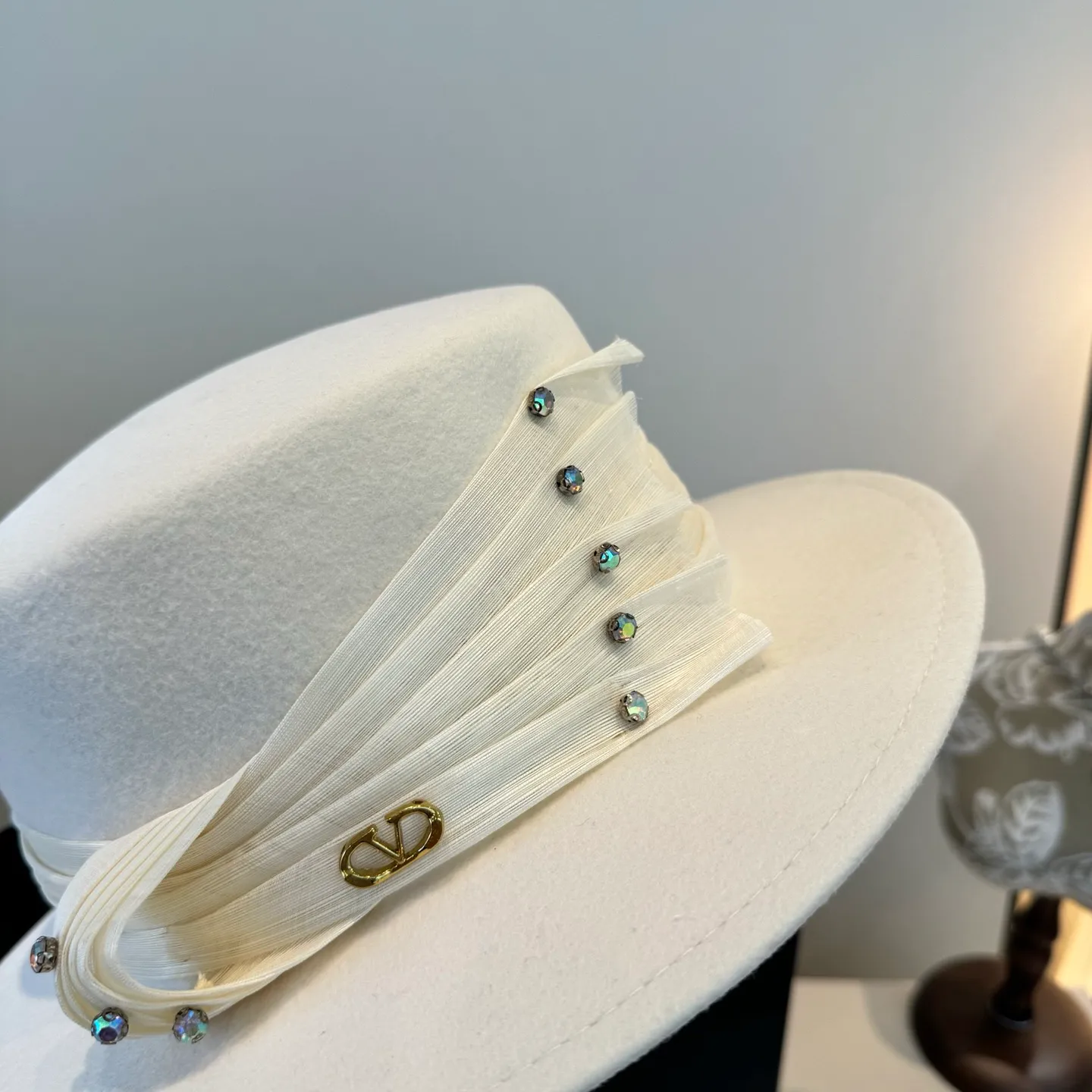 💰260¥ White Valentino new classic lady style flat top hat, head circumference 57cm