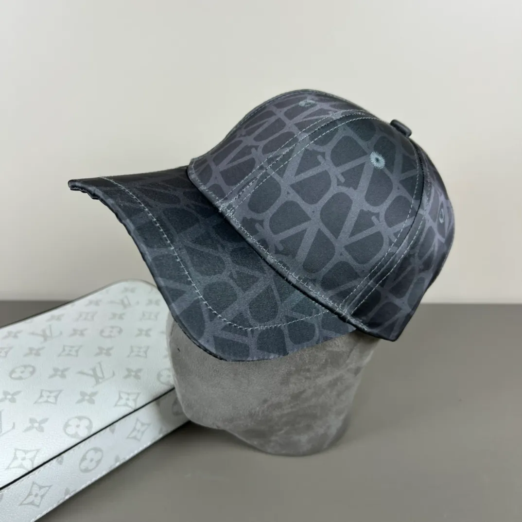 58 new products with dust bag ❤❤The latest Valentino VALENTINO high-end baseball cap, the details are particularly exquisite, counter quality, ruthless product, full of personality, it will sell if you upload the picture, it looks so beautiful when you take a photo. Feel it for yourself if you get it [6882166]