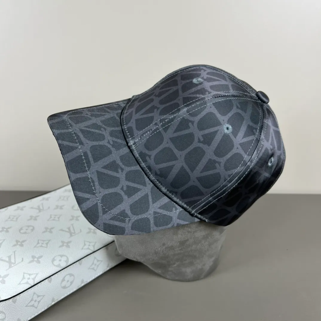 58 new products with dust bag ❤❤The latest Valentino VALENTINO high-end baseball cap, the details are particularly exquisite, counter quality, ruthless product, full of personality, it will sell if you upload the picture, it looks so beautiful when you take a photo. Feel it for yourself if you get it [6882166]