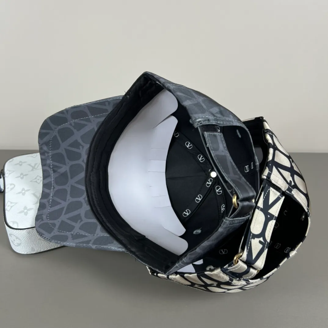 58 new products with dust bag ❤❤The latest Valentino VALENTINO high-end baseball cap, the details are particularly exquisite, counter quality, ruthless product, full of personality, it will sell if you upload the picture, it looks so beautiful when you take a photo. Feel it for yourself if you get it [6882166]