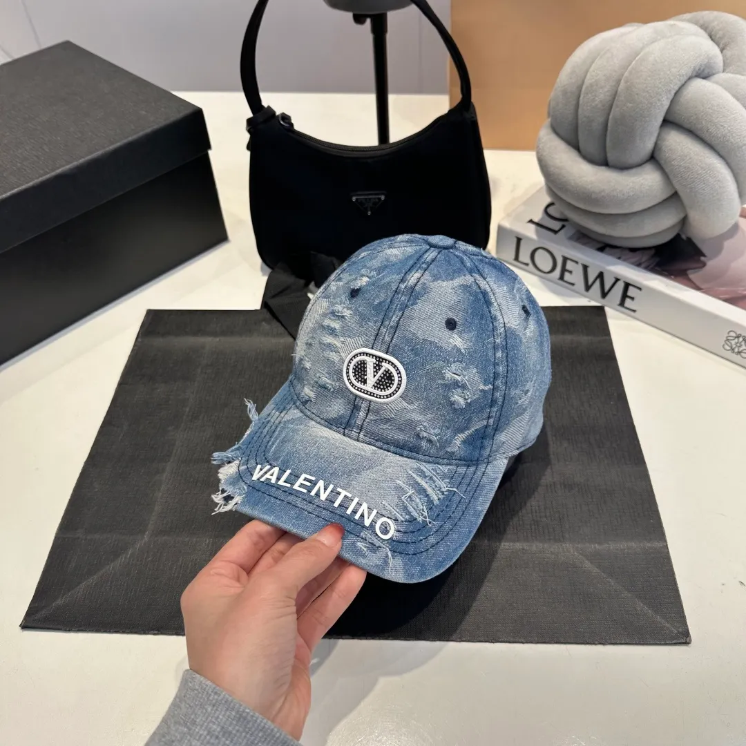 P56 New Product ❤❤The latest Valentino VALENTINO high-end denim ripped baseball cap, the details are particularly exquisite, counter quality, ruthless product, full of personality, it will sell if you upload the picture, it looks so beautiful when you take a photo. Feel for yourself whether it is good or not.