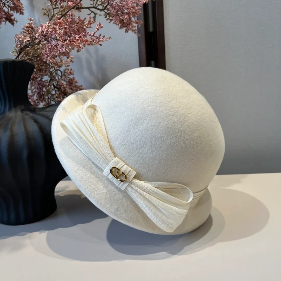 💰220¥ White Valentino new autumn and winter wool basin hat, 100% wool fabric%, head circumference 57cm