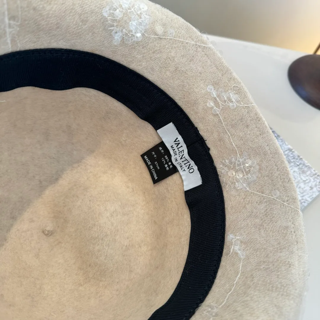 💰160¥ Valentino’s new wool curled basin hat, irregular cut design, head circumference 57cm