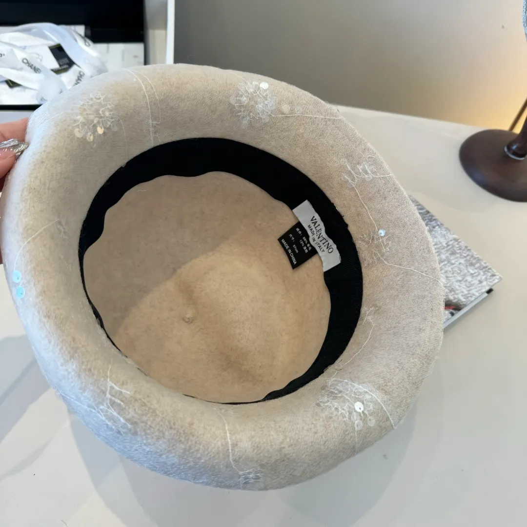 💰160¥ Valentino’s new wool curled basin hat, irregular cut design, head circumference 57cm