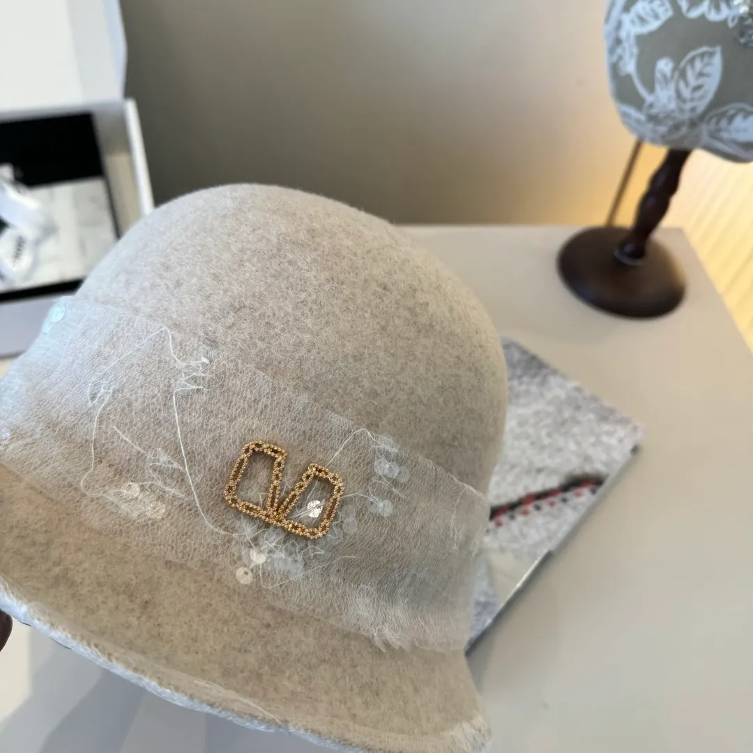 💰160¥ Valentino’s new wool curled basin hat, irregular cut design, head circumference 57cm