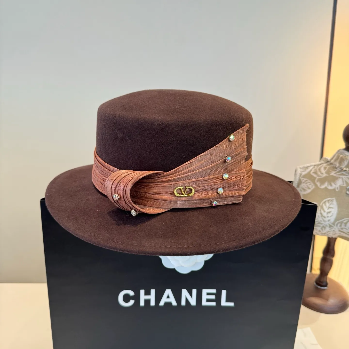 💰240¥ Valentino’s new classic lady style flat top hat, head circumference 57cm