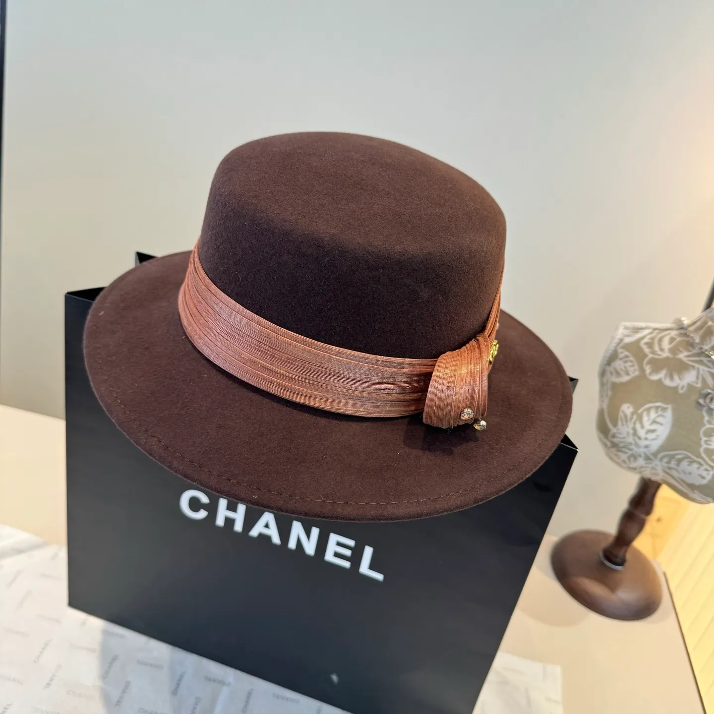 💰240¥ Valentino’s new classic lady style flat top hat, head circumference 57cm