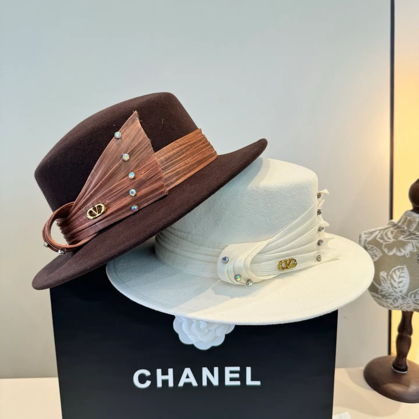 💰240¥ Valentino’s new classic lady style flat top hat, head circumference 57cm