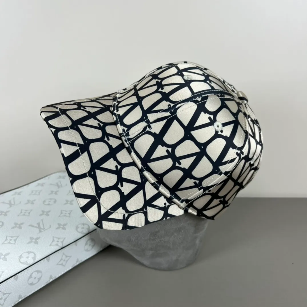58 new products with dust bag ❤❤The latest Valentino VALENTINO high-end baseball cap, the details are particularly exquisite, counter quality, ruthless product, full of personality, it will sell if you upload the picture, it looks so beautiful when you take a photo. Feel it for yourself if you get it [6882166]