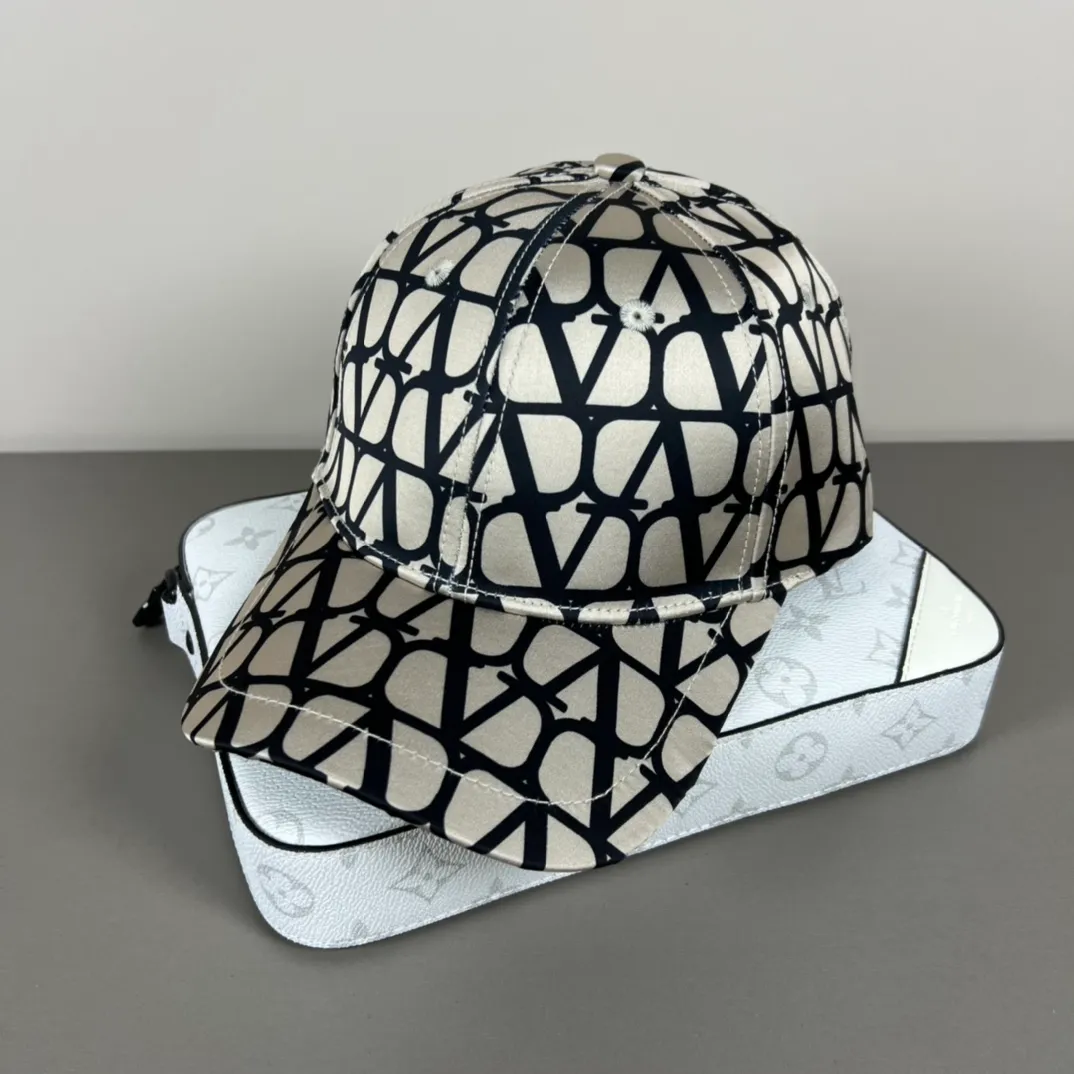 58 new products with dust bag ❤❤The latest Valentino VALENTINO high-end baseball cap, the details are particularly exquisite, counter quality, ruthless product, full of personality, it will sell if you upload the picture, it looks so beautiful when you take a photo. Feel it for yourself if you get it [6882166]