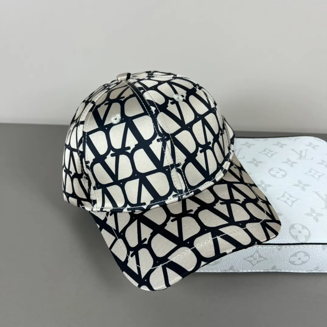58 new products with dust bag ❤❤The latest Valentino VALENTINO high-end baseball cap, the details are particularly exquisite, counter quality, ruthless product, full of personality, it will sell if you upload the picture, it looks so beautiful when you take a photo. Feel it for yourself if you get it [6882166]
