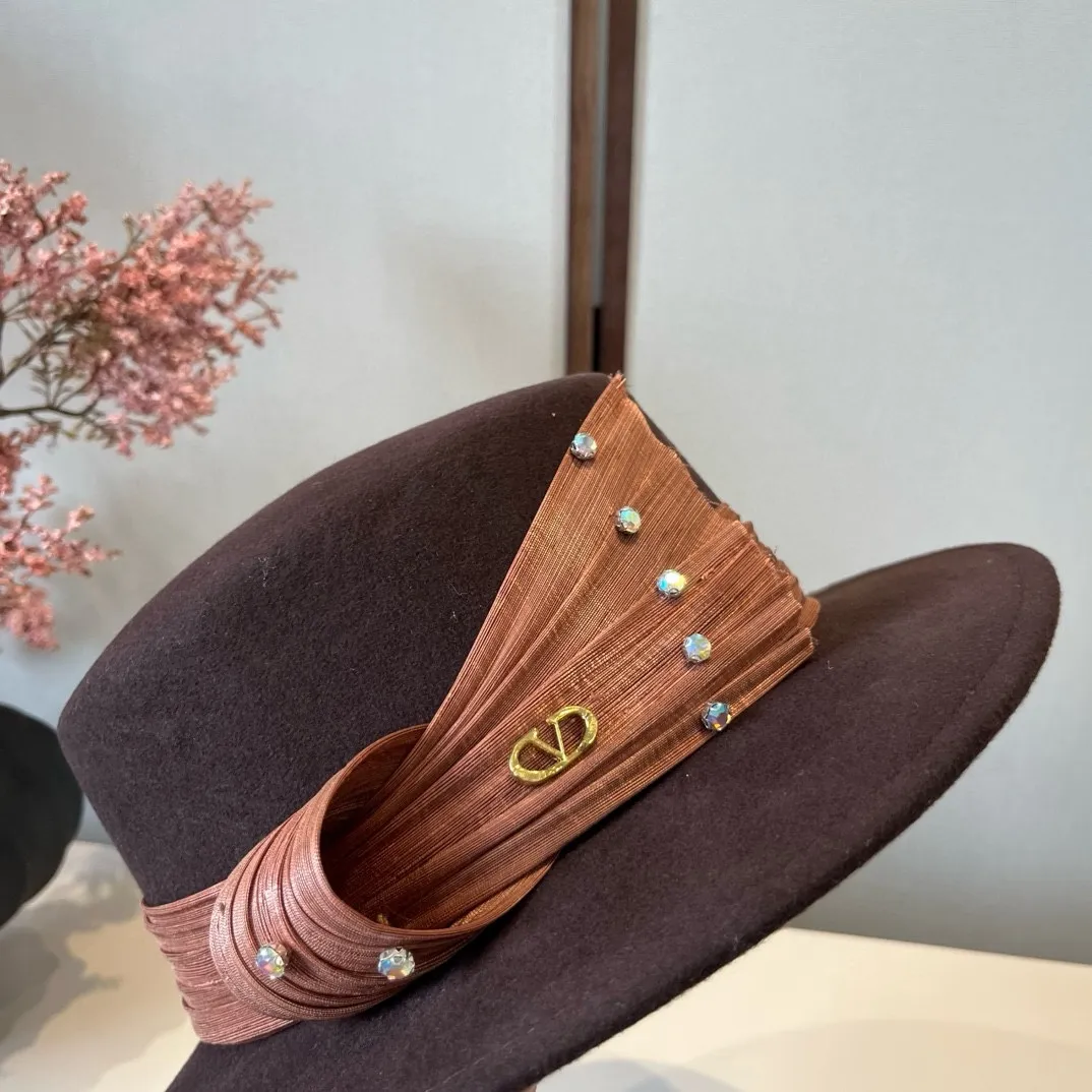 💰240¥ Valentino’s new classic lady style flat top hat, head circumference 57cm