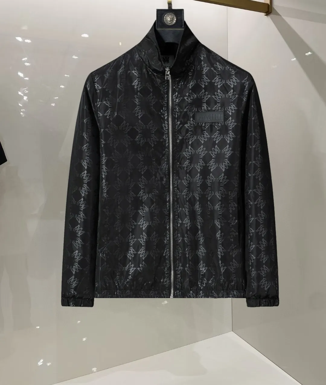 P360 🌸🌸🌸 Amiri's latest 25-year-old men's jacket. The color combination has a classic charm without losing youthful vitality. It reshapes a new design style and shows a bold and confident brand design concept.  Imported fabrics, sleeves and pockets are paired with exclusive brand designs, reflecting the minimalist pursuit of quality and design. Low-key luxury fully embodies the brand image and status! The brand LOGO icon design is simple and recognizable, with a delicate and comfortable touch, excellent details, exquisite and elegant everywhere, fashionable design, a capable and stylish upper body, and full of aura! The all-over pattern and simple aesthetics are brought to the extreme, and it is a jacket that can be mixed and matched. There is no doubt that it is a must-have product for men. It is extremely practical and the color is easy to match.  Color: Picture color. Sizes: M, L, xL, xxL, xxxL