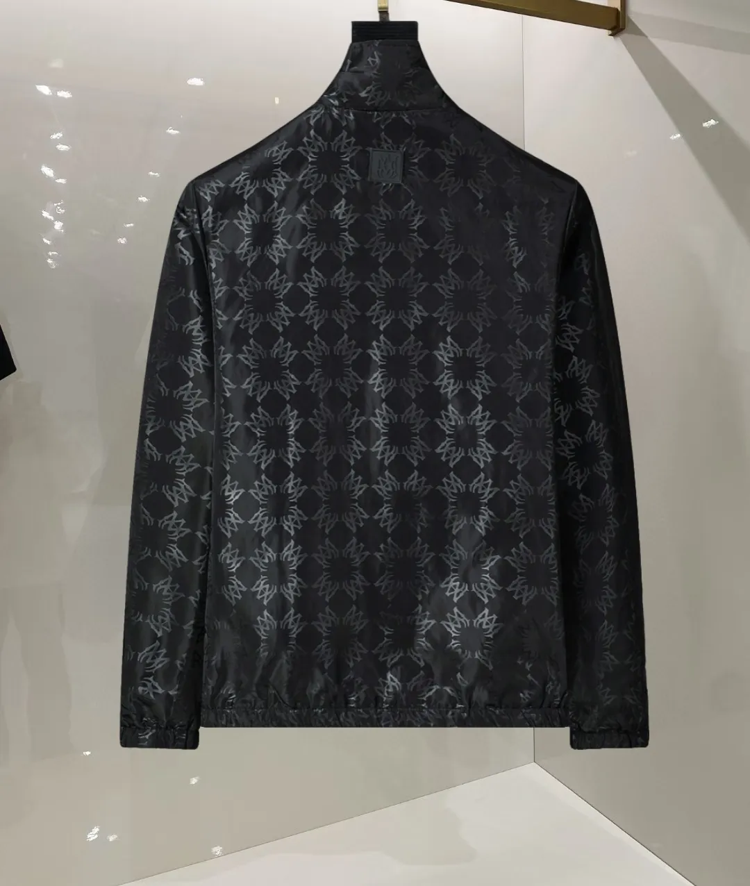 P360 🌸🌸🌸 Amiri's latest 25-year-old men's jacket. The color combination has a classic charm without losing youthful vitality. It reshapes a new design style and shows a bold and confident brand design concept.  Imported fabrics, sleeves and pockets are paired with exclusive brand designs, reflecting the minimalist pursuit of quality and design. Low-key luxury fully embodies the brand image and status! The brand LOGO icon design is simple and recognizable, with a delicate and comfortable touch, excellent details, exquisite and elegant everywhere, fashionable design, a capable and stylish upper body, and full of aura! The all-over pattern and simple aesthetics are brought to the extreme, and it is a jacket that can be mixed and matched. There is no doubt that it is a must-have product for men. It is extremely practical and the color is easy to match.  Color: Picture color. Sizes: M, L, xL, xxL, xxxL