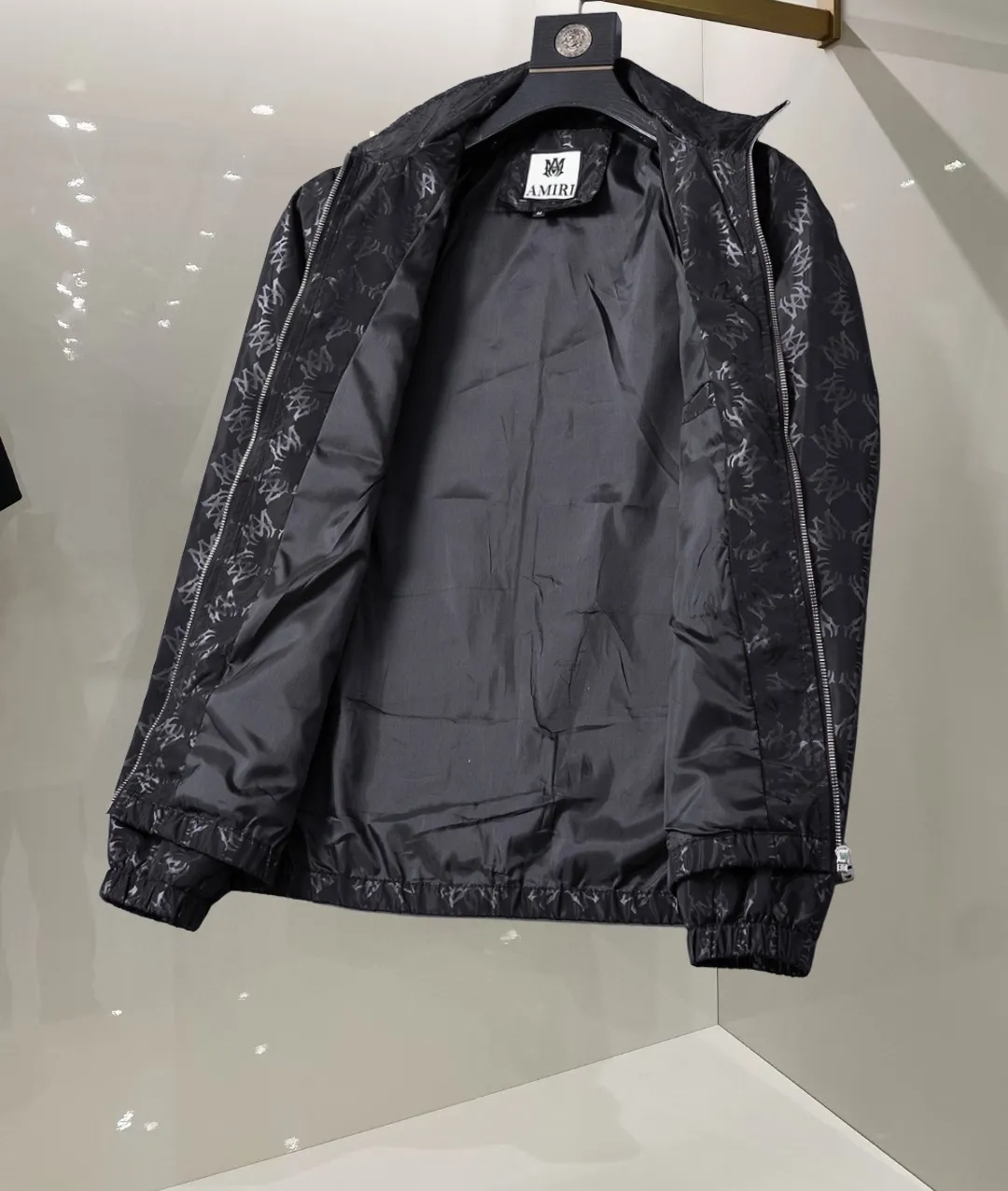 P360 🌸🌸🌸 Amiri's latest 25-year-old men's jacket. The color combination has a classic charm without losing youthful vitality. It reshapes a new design style and shows a bold and confident brand design concept.  Imported fabrics, sleeves and pockets are paired with exclusive brand designs, reflecting the minimalist pursuit of quality and design. Low-key luxury fully embodies the brand image and status! The brand LOGO icon design is simple and recognizable, with a delicate and comfortable touch, excellent details, exquisite and elegant everywhere, fashionable design, a capable and stylish upper body, and full of aura! The all-over pattern and simple aesthetics are brought to the extreme, and it is a jacket that can be mixed and matched. There is no doubt that it is a must-have product for men. It is extremely practical and the color is easy to match.  Color: Picture color. Sizes: M, L, xL, xxL, xxxL