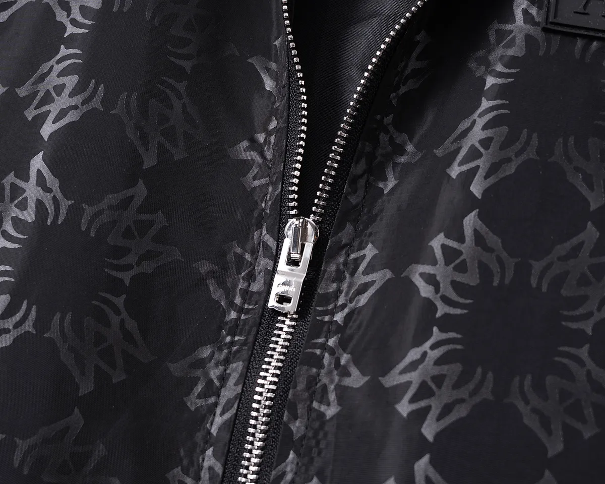 P360 🌸🌸🌸 Amiri's latest 25-year-old men's jacket. The color combination has a classic charm without losing youthful vitality. It reshapes a new design style and shows a bold and confident brand design concept.  Imported fabrics, sleeves and pockets are paired with exclusive brand designs, reflecting the minimalist pursuit of quality and design. Low-key luxury fully embodies the brand image and status! The brand LOGO icon design is simple and recognizable, with a delicate and comfortable touch, excellent details, exquisite and elegant everywhere, fashionable design, a capable and stylish upper body, and full of aura! The all-over pattern and simple aesthetics are brought to the extreme, and it is a jacket that can be mixed and matched. There is no doubt that it is a must-have product for men. It is extremely practical and the color is easy to match.  Color: Picture color. Sizes: M, L, xL, xxL, xxxL