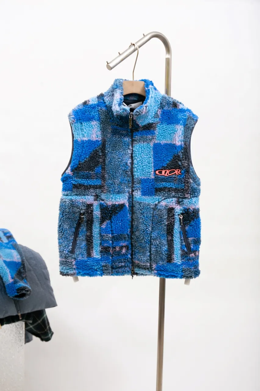 DIOR 24ss new zipper jacket comes from the DIOR AND LEWIS HAMILTON limited series. Crafted from blue technical fleece, it features DIOR AND LEWIS HAMILTON embroidery on the chest and back, a graphic nod to the Dior name. Wear it with jeans for a fresh, colorful look. Size: S.M.L.XL.