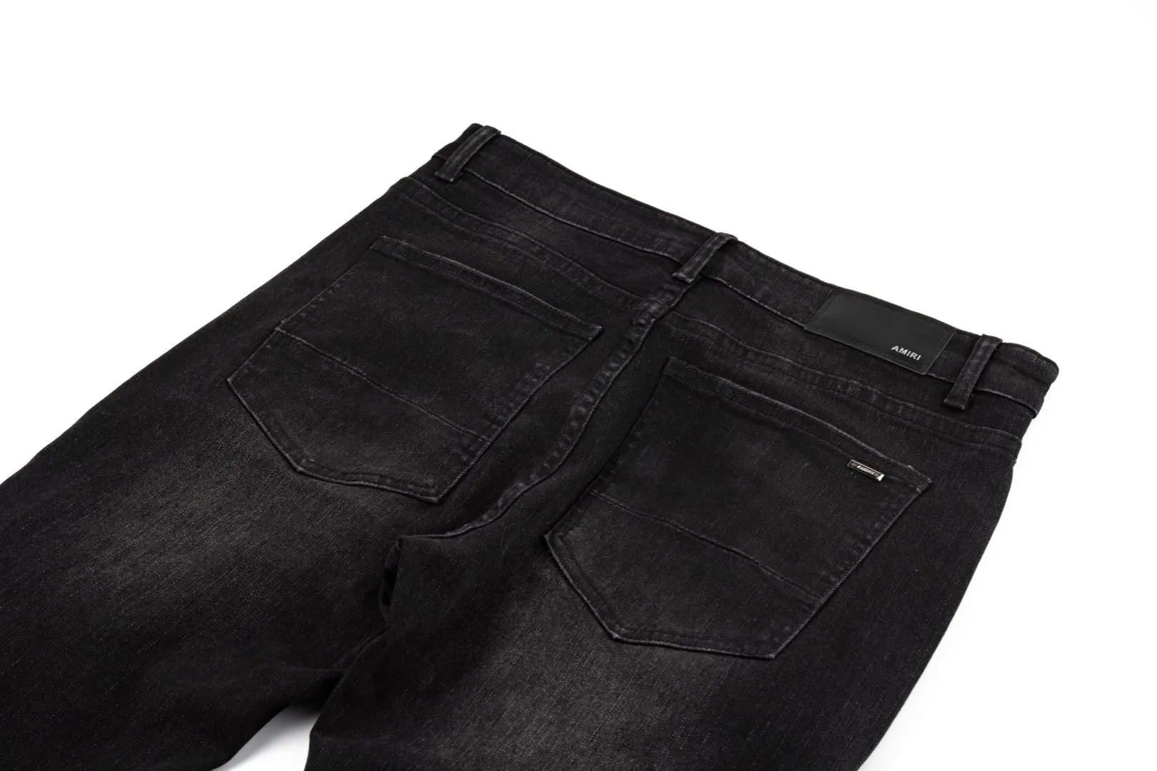 P260 AMIRI 24ss green ripped slim fit leather jeans, genuine leather printed cable, ripped leather splicing, hand-made damaged yarn repairs, button bottom nails and hat nails all have steel-printed letters, high-end products with high-end hardware, main wheat first-layer cowhide leather brand The trousers are first washed and ripped, then disassembled from the sides and embroidered with leather from the inside. Use a stitching machine to stitch the leather together, and finally turn it over and trim the excess leather by hand. The whole process is very cumbersome. The patchwork part is made of first-layer calfskin, and the original fabric is spliced internally using cable techniques. The internal wiring is all hemmed. Style number: 1627# Color: washed black Size: 30 32 34 36 38