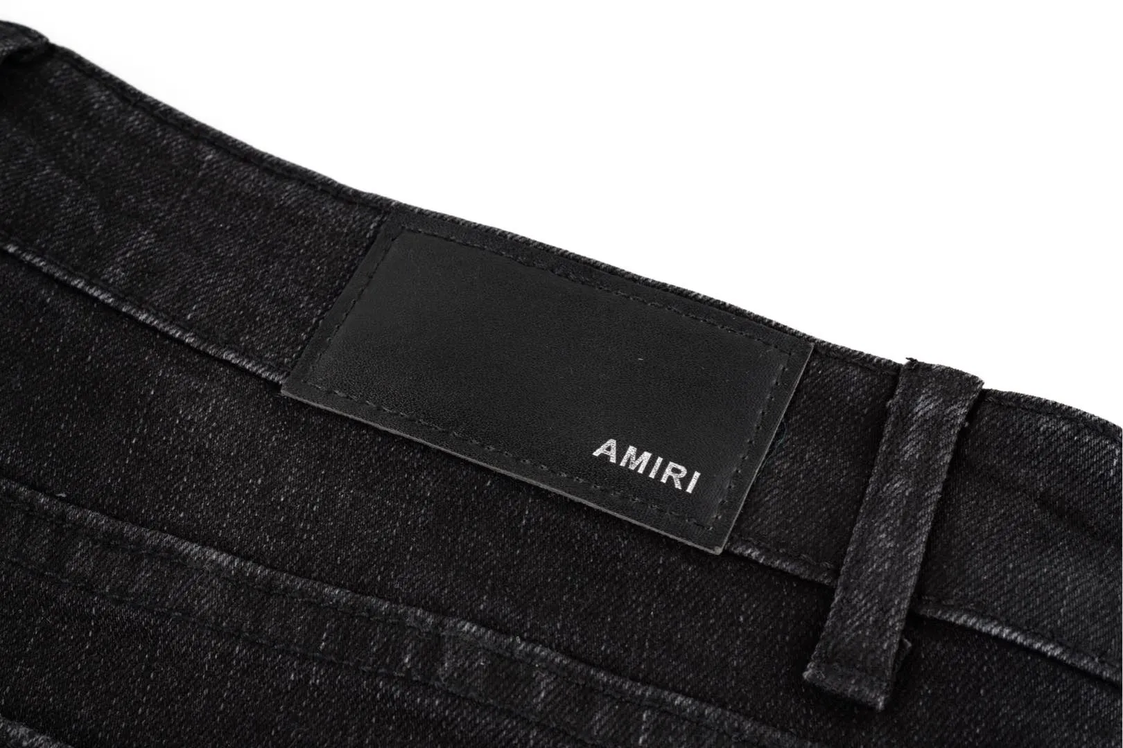 P260 AMIRI 24ss green ripped slim fit leather jeans, genuine leather printed cable, ripped leather splicing, hand-made damaged yarn repairs, button bottom nails and hat nails all have steel-printed letters, high-end products with high-end hardware, main wheat first-layer cowhide leather brand The trousers are first washed and ripped, then disassembled from the sides and embroidered with leather from the inside. Use a stitching machine to stitch the leather together, and finally turn it over and trim the excess leather by hand. The whole process is very cumbersome. The patchwork part is made of first-layer calfskin, and the original fabric is spliced internally using cable techniques. The internal wiring is all hemmed. Style number: 1627# Color: washed black Size: 30 32 34 36 38