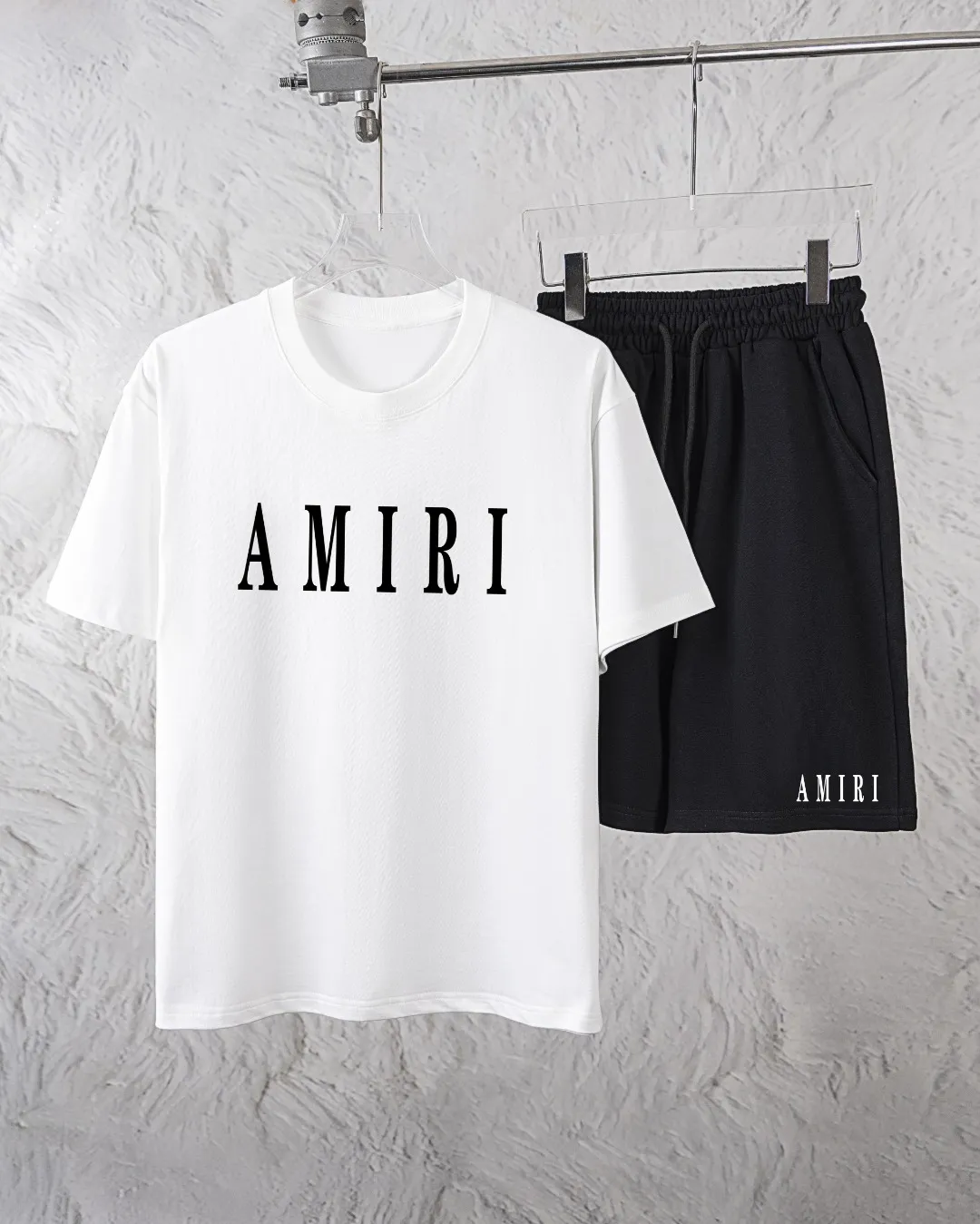 P280 AMIRI exclusively provides new trendy men’s fashionable round neck short-sleeved shorts suits, trendy and fashionable casual short-sleeved suits! It has high breathability and comfort, impeccable details, and brand element design concept, reflecting high quality. It presents a casual cut and the upper body shape is great! Material: 250g Xinjiang long-staple cotton short sleeves + 360g pure cotton terry shorts Size: S M L Due to manual measurement, there is a deviation of about 1-3CM in size.