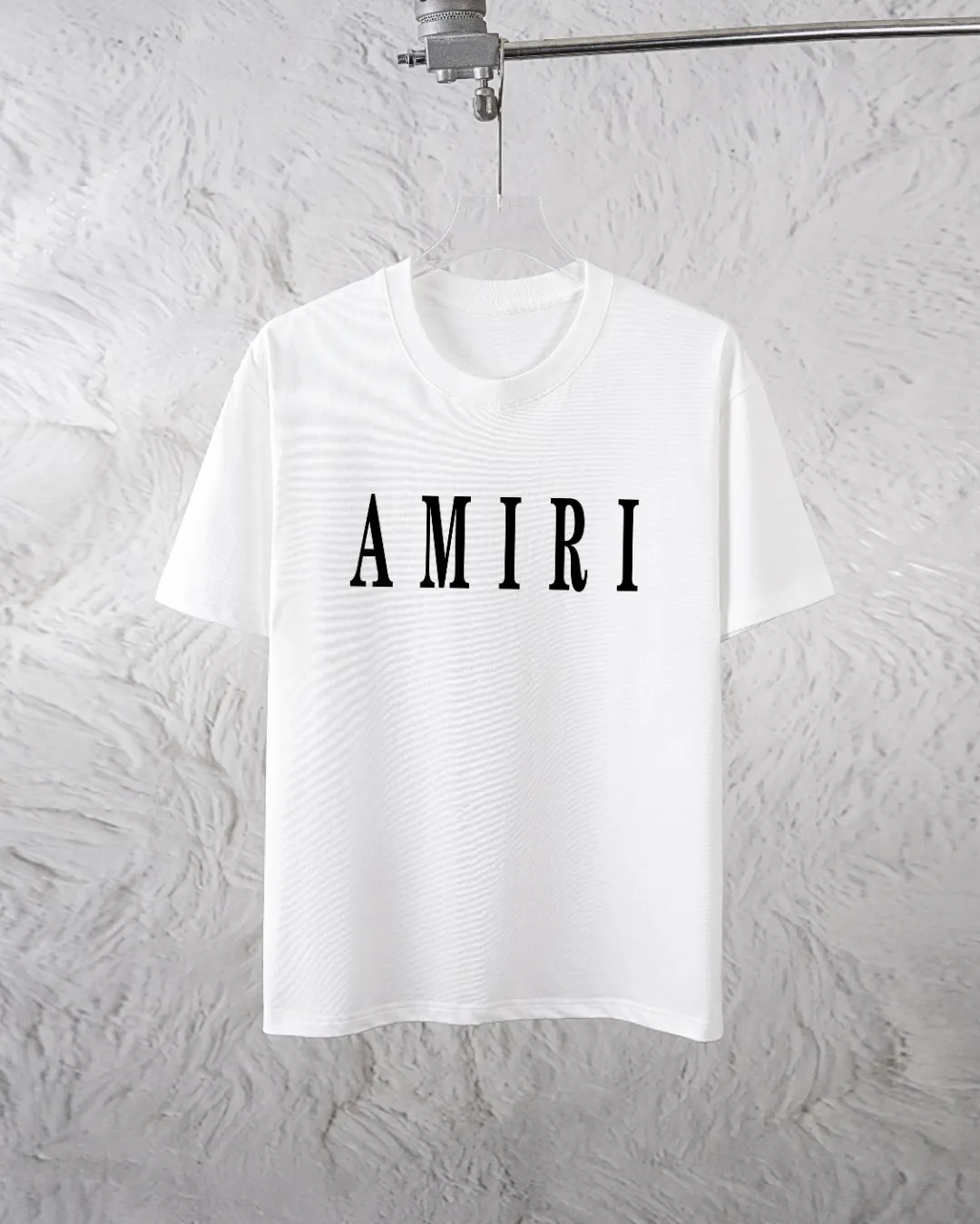 P280 AMIRI exclusively provides new trendy men’s fashionable round neck short-sleeved shorts suits, trendy and fashionable casual short-sleeved suits! It has high breathability and comfort, impeccable details, and brand element design concept, reflecting high quality. It presents a casual cut and the upper body shape is great! Material: 250g Xinjiang long-staple cotton short sleeves + 360g pure cotton terry shorts Size: S M L Due to manual measurement, there is a deviation of about 1-3CM in size.